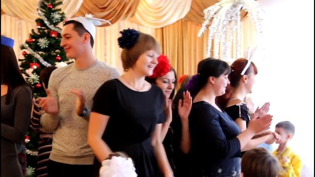 Новогодний хоровод с участием родителей ДОУ №8 "Малыш" г.Шахтерск, смотреть онлайн