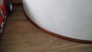 Как установить деревянный плинтус на полукруглой стене