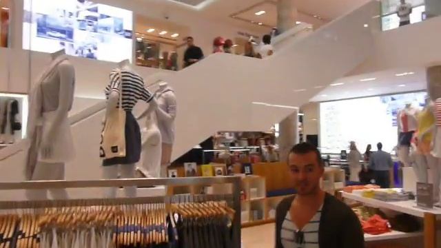 New Gap flagship store in Rome, via del Corso 472-473 смотреть онлайн