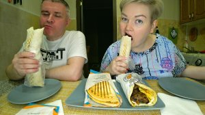 Мукбанг нереально вкусная шаурма! Объелись до пуза на ужин! Гирос с говядиной и пицца жульен