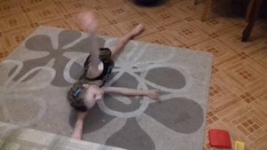 Соня гимнастика.учимся делать колесо))))начинаем с разминки!!!!!