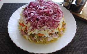 Салат "Розовый фламинго". Украсит любой праздничный стол.