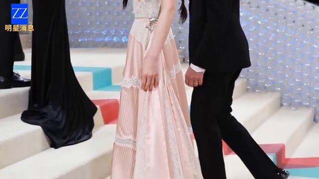 宋慧乔在2023年梅特加拉盛典上穿着一件性感的低胸裙。 смотреть онлайн