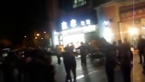 Танцы на улице в Нанкине. 舞蹈在南京街头。. Dancing in the street in Nanjing.