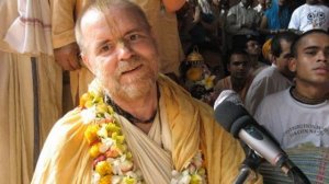 01 11 01 2002  Аиндра прабху . киртан в  Кришна Баларам мандире. Вриндаван. Индия.