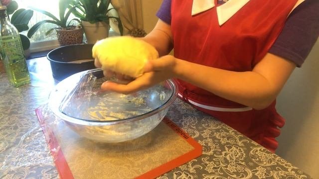 Сливочный пирог с изюмом и орешками