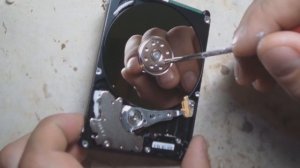 HDD НА 1000 GIG  ЗАКЛИНИЛО , РАСКЛИНИВАЕМ ЕГО
