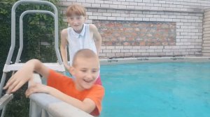 МИША ТОНЕТ. РОДИТЕЛЕЙ НЕТ ДОМА. ИГРЫ В БАССЕЙНЕ ПРЫЖКИ В БАССЕЙН