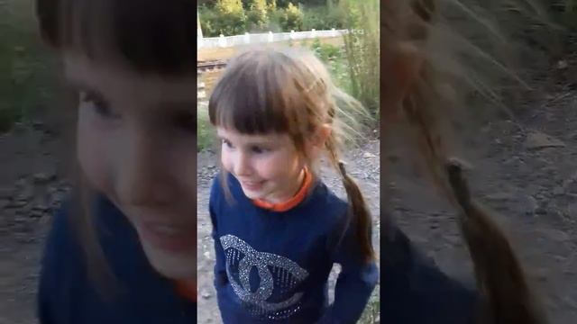 Варя. Первый раз увидела поезд. 29.07.17г. смотреть онлайн