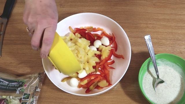 Вкуснейший салат с перепелиными яйцами - простой рецепт с консервированными ананасами и зеленью ??
