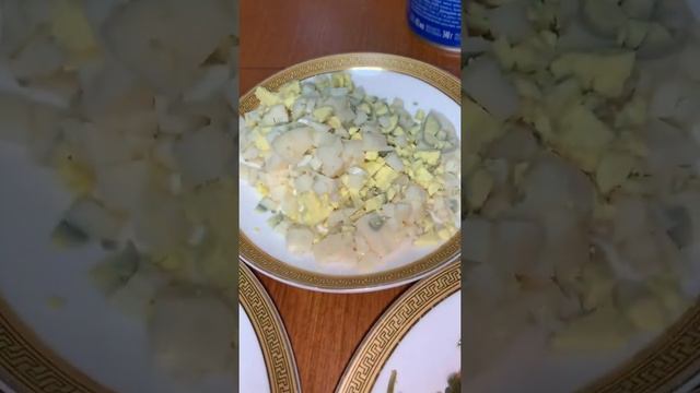 Салат с крабовыми палочками и морской капустой.