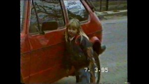 Уходит девочка из дома