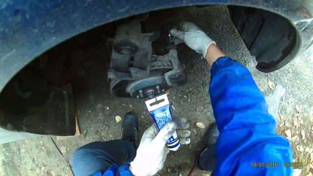 делаем ревизию тормозных суппортов (направляющих,цилиндра,пыльников и тормозных колодок)