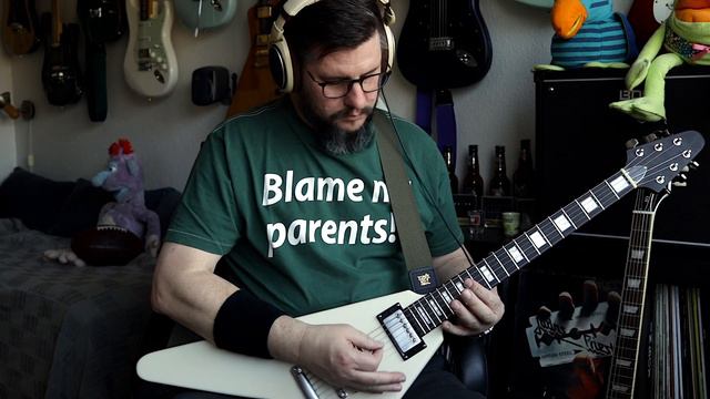 Judas Priest - Breaking The Law ...After a good year of playing guitar - Rocktile Flying-V DIY Kit смотреть онлайн