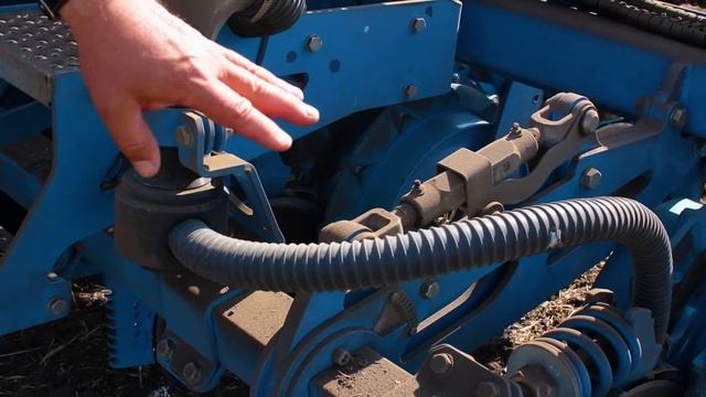 Работа сеялки с бункером для удобрений смотреть онлайн