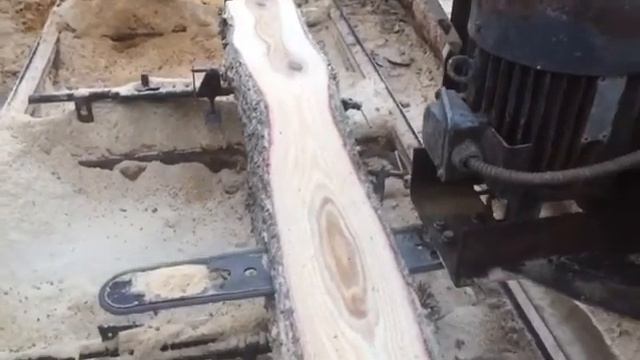 Самодельная шинная пилорама. Пилим дуб. смотреть онлайн