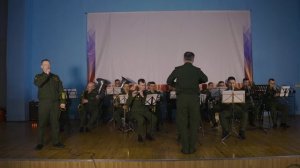 Сегодня музыка военная звучит