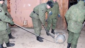 КОГДА МУЖИК НАШЕЛ ЕГО В ГАРАЖЕ ОН СТАЛ ЗВАТЬ НА ПОМОЩЬ