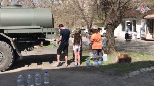 Военнослужащие Ясненского ракетного соединения доставляют воду жителям Оренбуржья