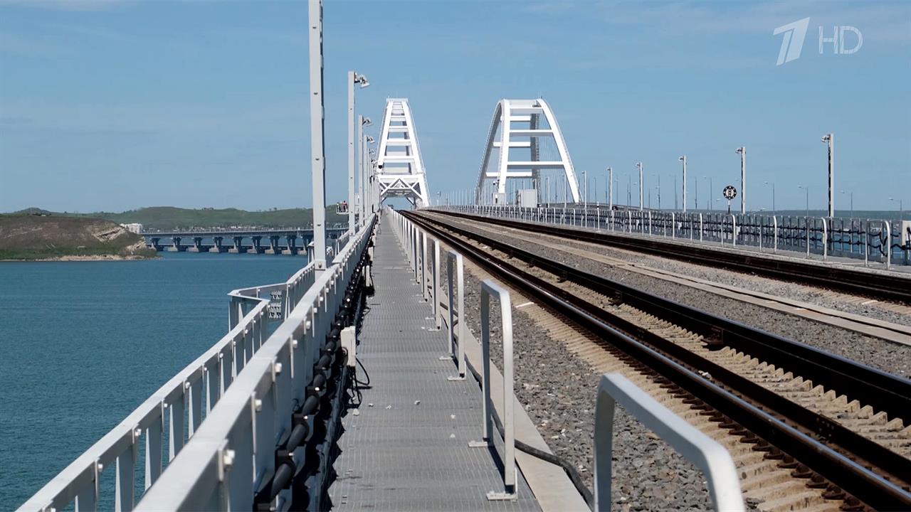 На Крымском мосту с опережением графика запустили движение по второму железнодорожному пути