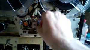 Как закрепить ведущий вал в  маховике  на  катушечном  магнитофоне