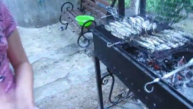 Жарим!!! Ставридку на мангале))) смотреть онлайн