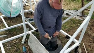 Монтаж слива для воды из того, что под руками.