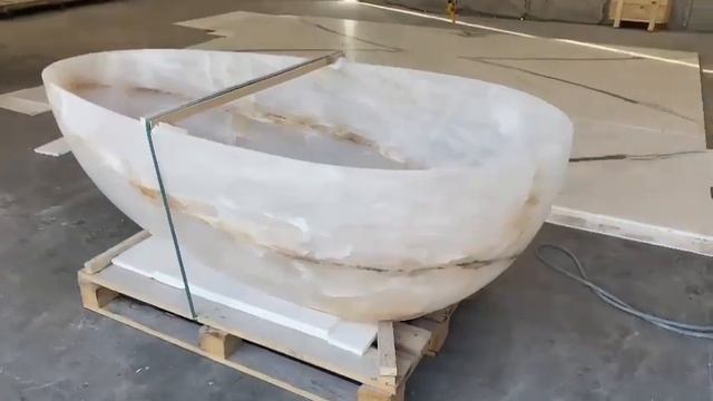 Отдельностоящая ванна из белого оникса.