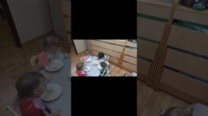 Дети кушают и убирают за собой посуду в детском саду