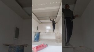 поклейка обоев на потолке