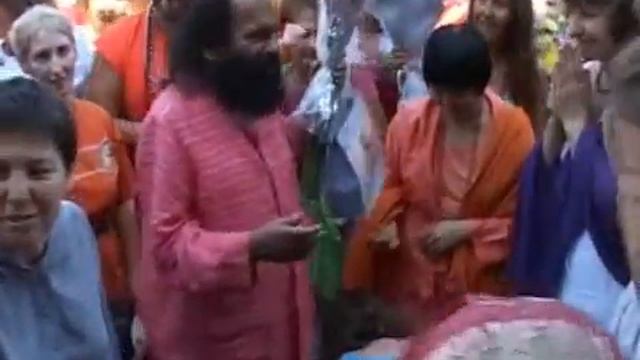 Приезд Бабаджи. Конгресс Адвайты 2010 смотреть онлайн