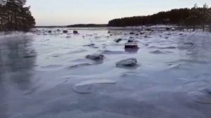 Лед трескается во время отлива на Белом море (смотреть со звуком!)