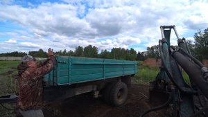 МТЗ-82.1 и экскаватор ЮМЗ-6кл. Работаю на тракторах. Грузим землю, вывозим мусор, делаю защитки.
