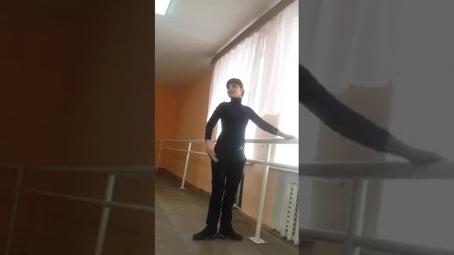 Классический станок для детей: батман тандю и ронд дэ жамб партер.