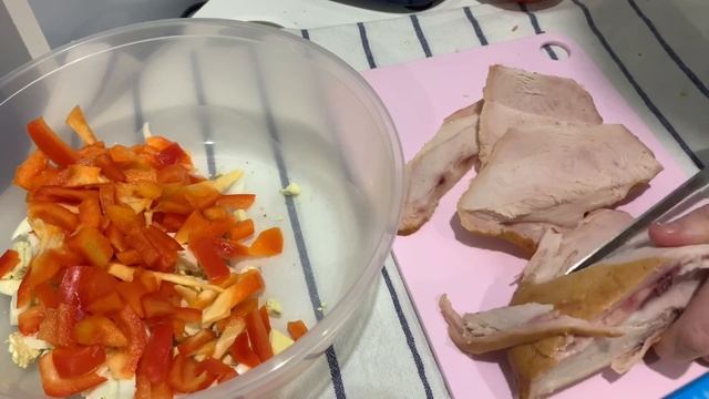 САЛАТ С КОПЧЕНОЙ КУРИЦЕЙ, ЖАРЕНЫМИ ШАМПИНЬОНАМИ И БОЛГАРСКИМ ПЕРЦЕМ