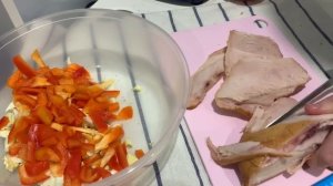 САЛАТ С КОПЧЕНОЙ КУРИЦЕЙ, ЖАРЕНЫМИ ШАМПИНЬОНАМИ И БОЛГАРСКИМ ПЕРЦЕМ