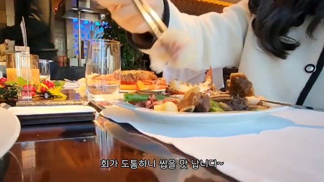 ENG | 집밥vlog?방구석 방콕 즐기기(한국식 푸팟퐁커리& 팟타이) 뼈다귀 떡갈비에 얼큰고기시락국?, 혼밥에는 냉털 샌드위치쥬~? | 롯데호텔 라세느 뷔페에서 외식하는 일상