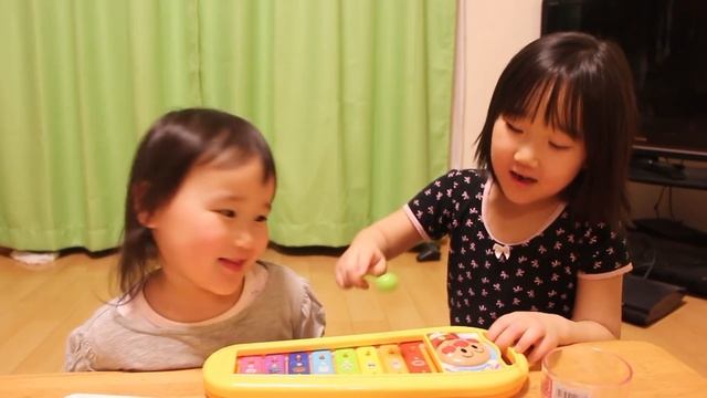 かえるの歌の演奏で楽しませてくれる玲美 смотреть онлайн