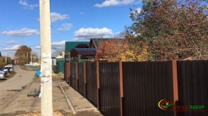 Забор из двухстороннего профлиста с выносными столбами 100x100 и калиткой в рамке