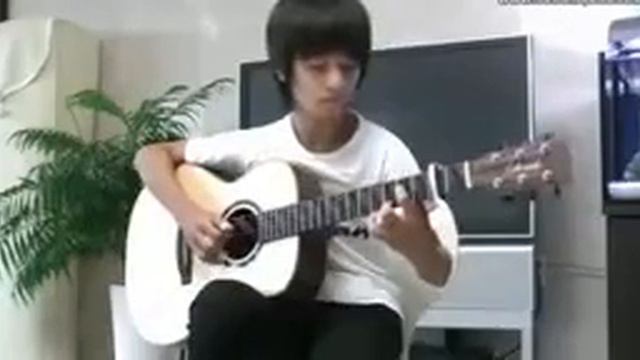 Мальчик очень красиво играет на гитаре!Заслушаешься