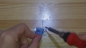 Крутой фонарик из сломанной лампочки