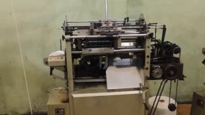 Перчатка вяжется на механическом станке