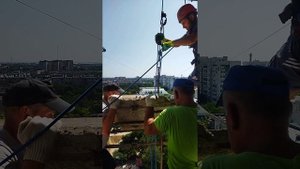 Демонтаж плит, с помощью спасательной лебëдки.