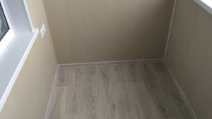 Стремительная обшивка лоджии пластиковыми панелями "Лён фисташковый". Дешевая отделка.