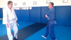 Варианты защиты от удара ножом в живот.