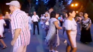 ЗАМАНИЛА, СОБЛАЗНИЛА, РАЗДРАЗНИЛА! КРАСИВАЯ ПЕСНЯ И ТАНЦЫ В ПАРКЕ ГОРЬКОГО ХАРЬКОВ