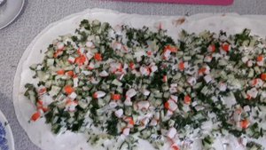 Рулет из лаваша с начинкой из огурца, крабовых палочек, яиц и сыра
