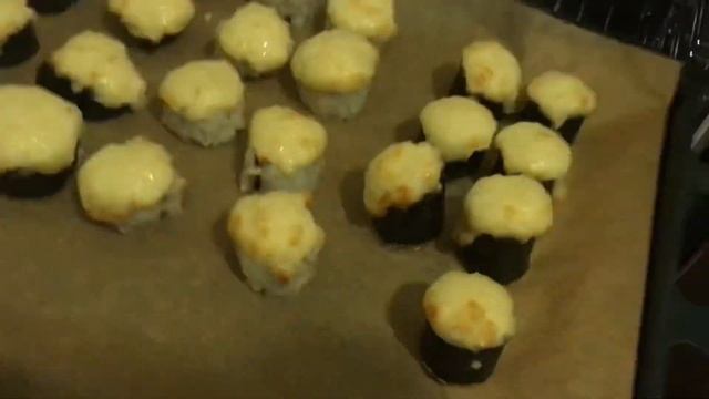 Суши и роллы запечённые с шапочками из сыра и жаренные в панировке собственного приготовления