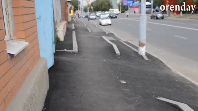 Тротуар, который стороной обходят пешеходы смотреть онлайн