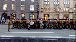 Парад в Киеве. Танки. Даринка смотрит репетицию парада на Хрещатике.